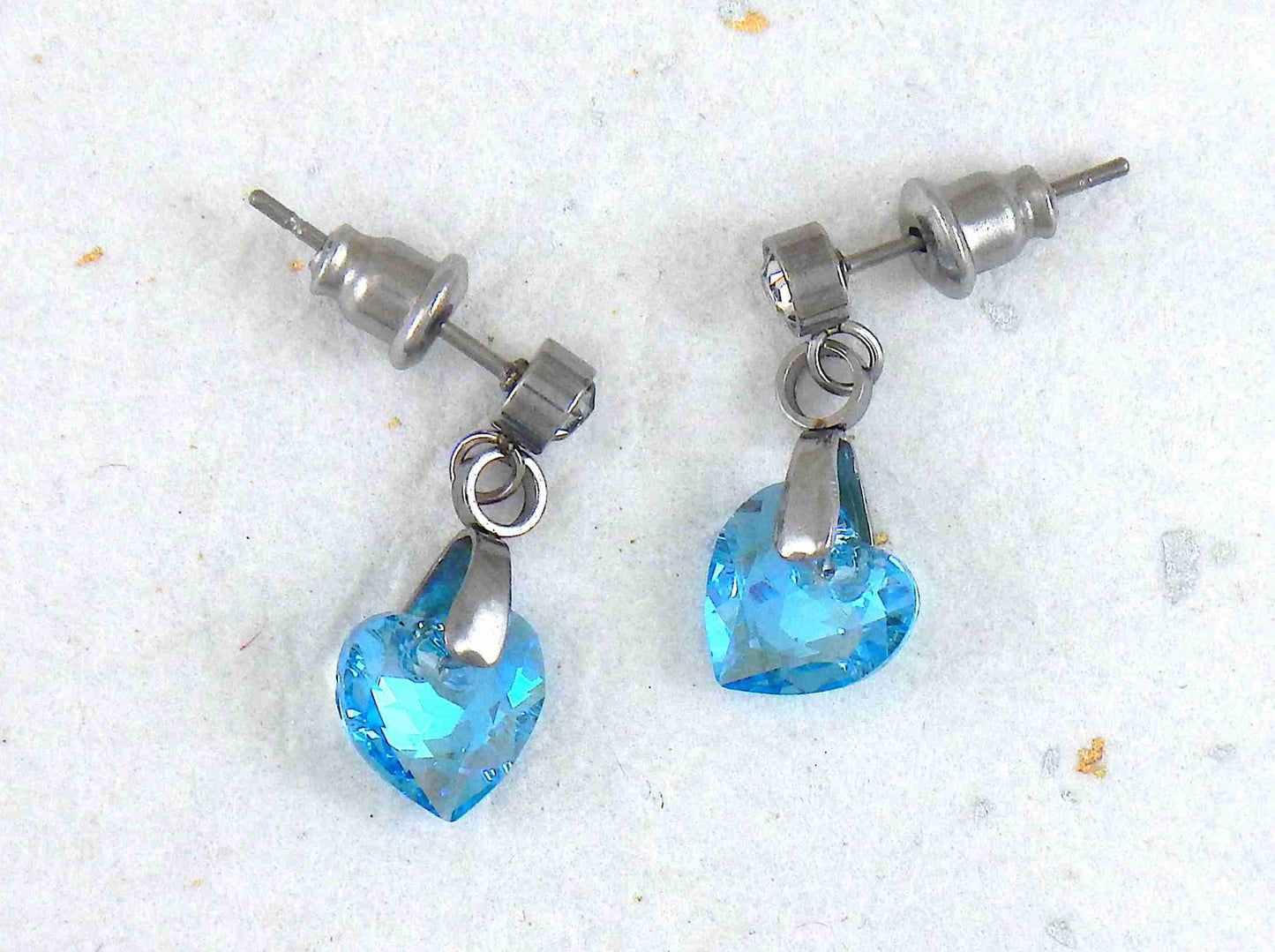 Boucles d'oreilles courtes coeurs de cristal Swarovski 8mm facetté Aquamarine Shimmer (turquoise), tiges acier inoxydable à boutons cristal