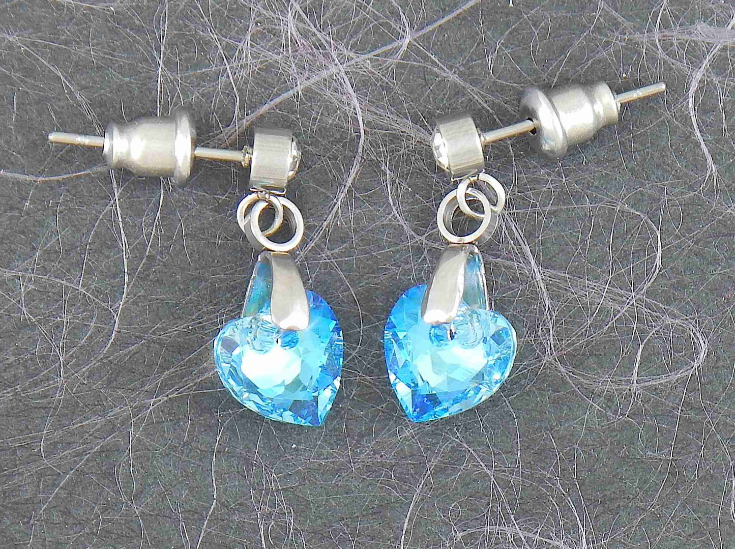 Boucles d'oreilles courtes coeurs de cristal Swarovski 8mm facetté Aquamarine Shimmer (turquoise), tiges acier inoxydable à boutons cristal