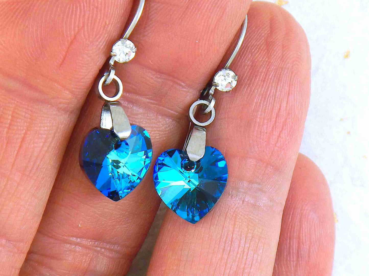 Boucles d'oreilles courtes coeurs de cristal Swarovski 10mm facetté Bermuda Blue (turquoise), crochets à levier acier inoxydable avec mini-cristaux clairs