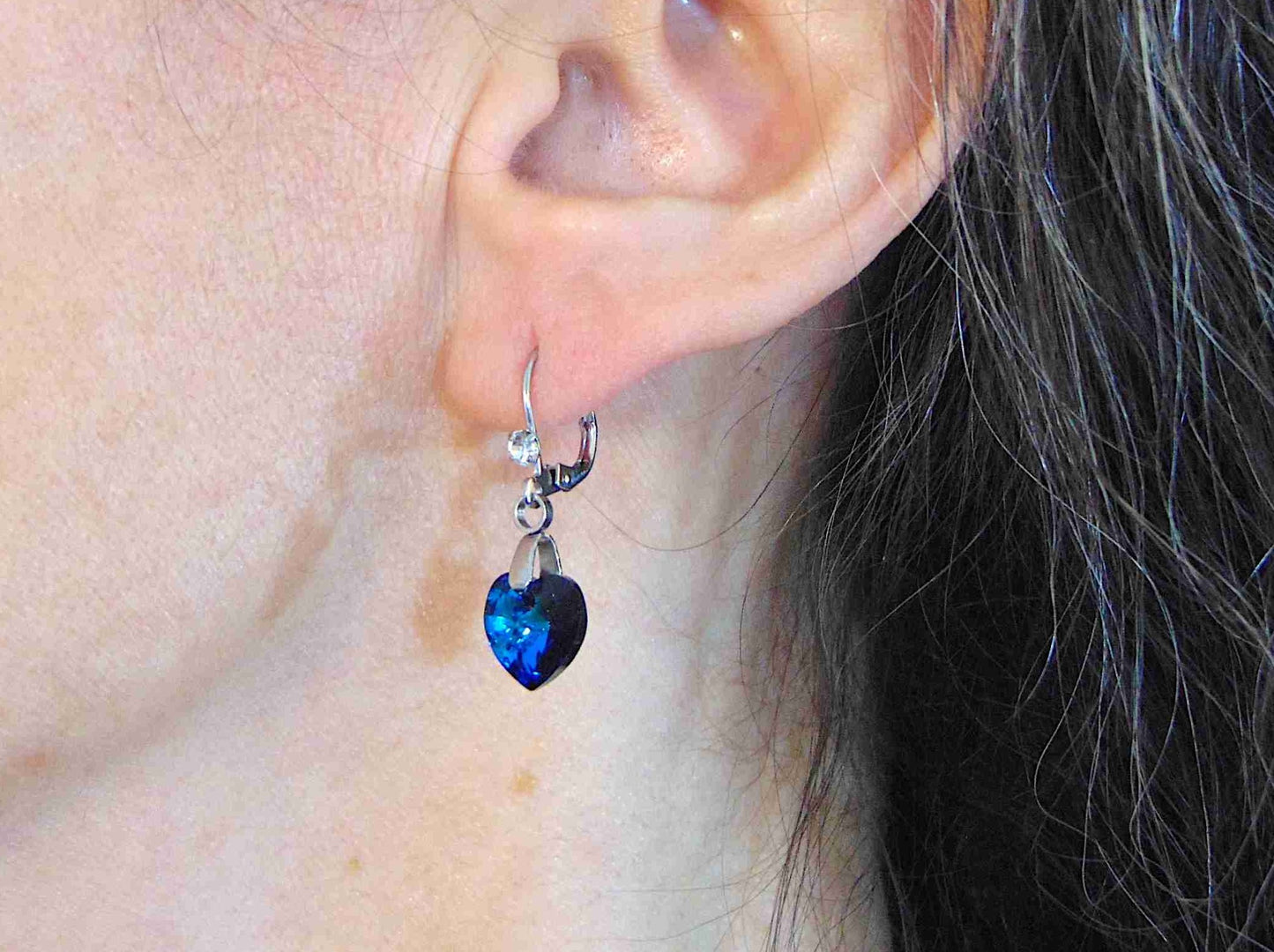 Boucles d'oreilles courtes coeurs de cristal Swarovski 10mm facetté Bermuda Blue (turquoise), crochets à levier acier inoxydable avec mini-cristaux clairs