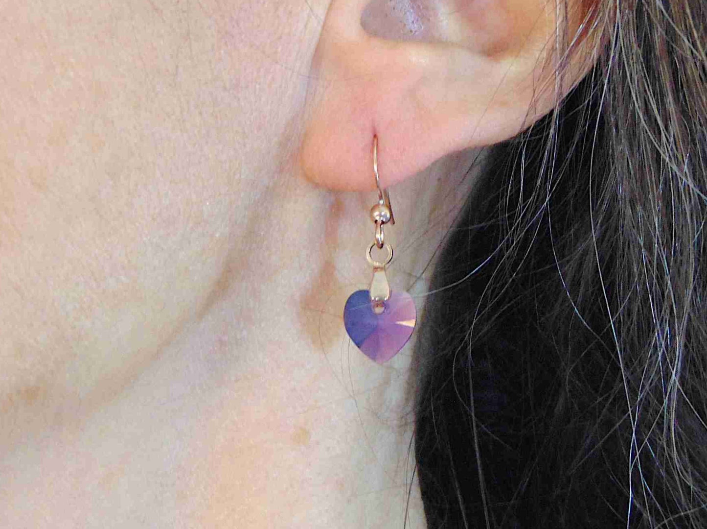 Boucles d'oreilles courtes coeurs de cristal Swarovski 10mm facetté Lilac Shadow (lilas fumé), crochets acier inoxydable or rose