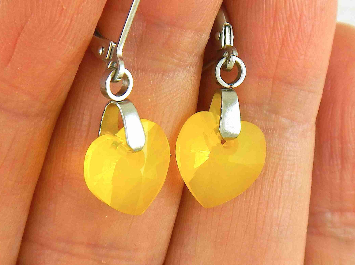 Boucles d'oreilles courtes coeurs de cristal Swarovski 10mm facetté Yellow Opal (jaune opale), crochets à levier acier inoxydable