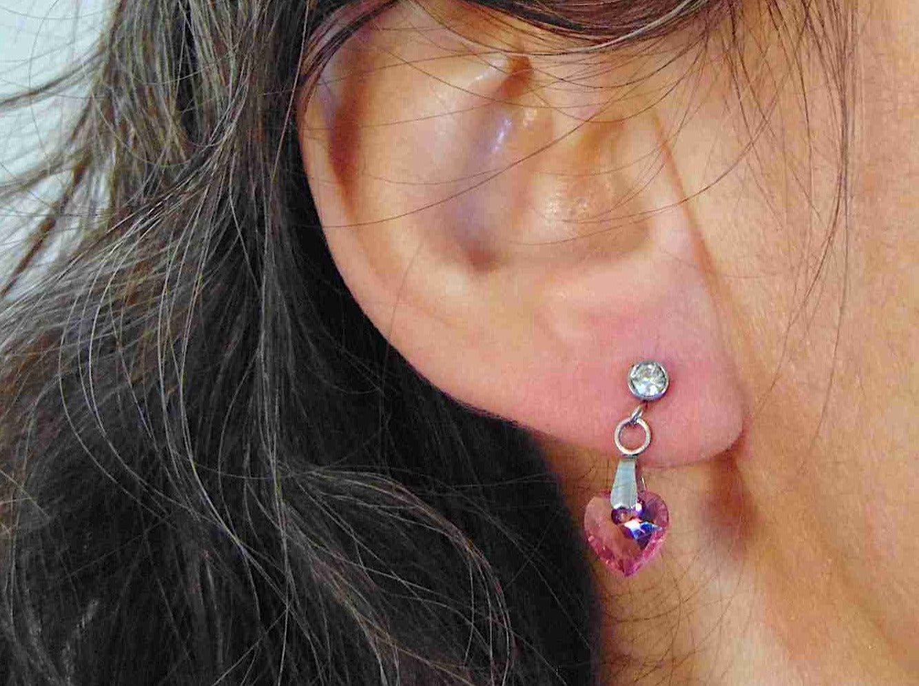 Boucles d'oreilles courtes coeurs de cristal Swarovski 8mm facetté Rose, tiges acier inoxydable à boutons cristal