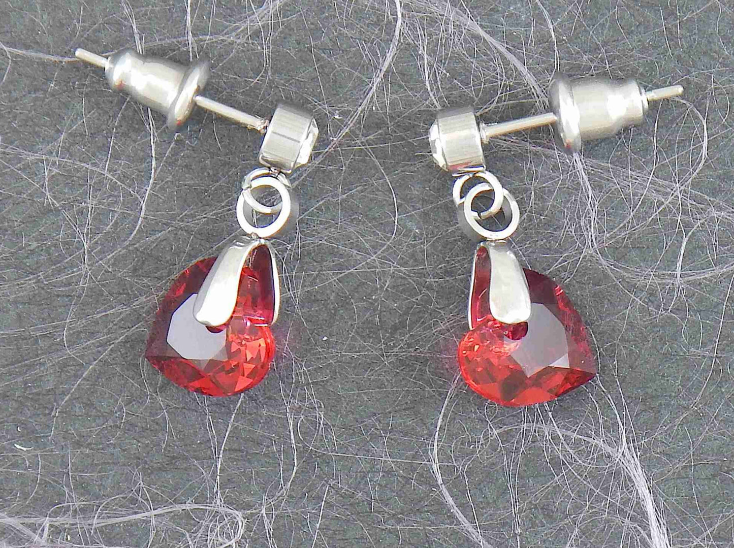 Boucles d'oreilles courtes coeurs de cristal Swarovski 8mm facetté Scarlet (rouge profond), tiges acier inoxydable à boutons cristal