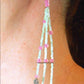 Boucles d'oreilles très longues à 3 brins délicats vert menthe et rose bonbon, petites fleurs argentées, crochets métal