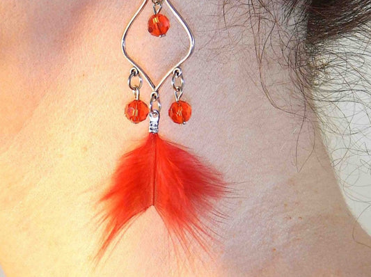 Boucles d’oreilles longues plumes et cristaux, offertes en 6 couleurs (rouge, orangé, rose & noir, violet, turquoise, vert chartreuse), crochets à levier métal