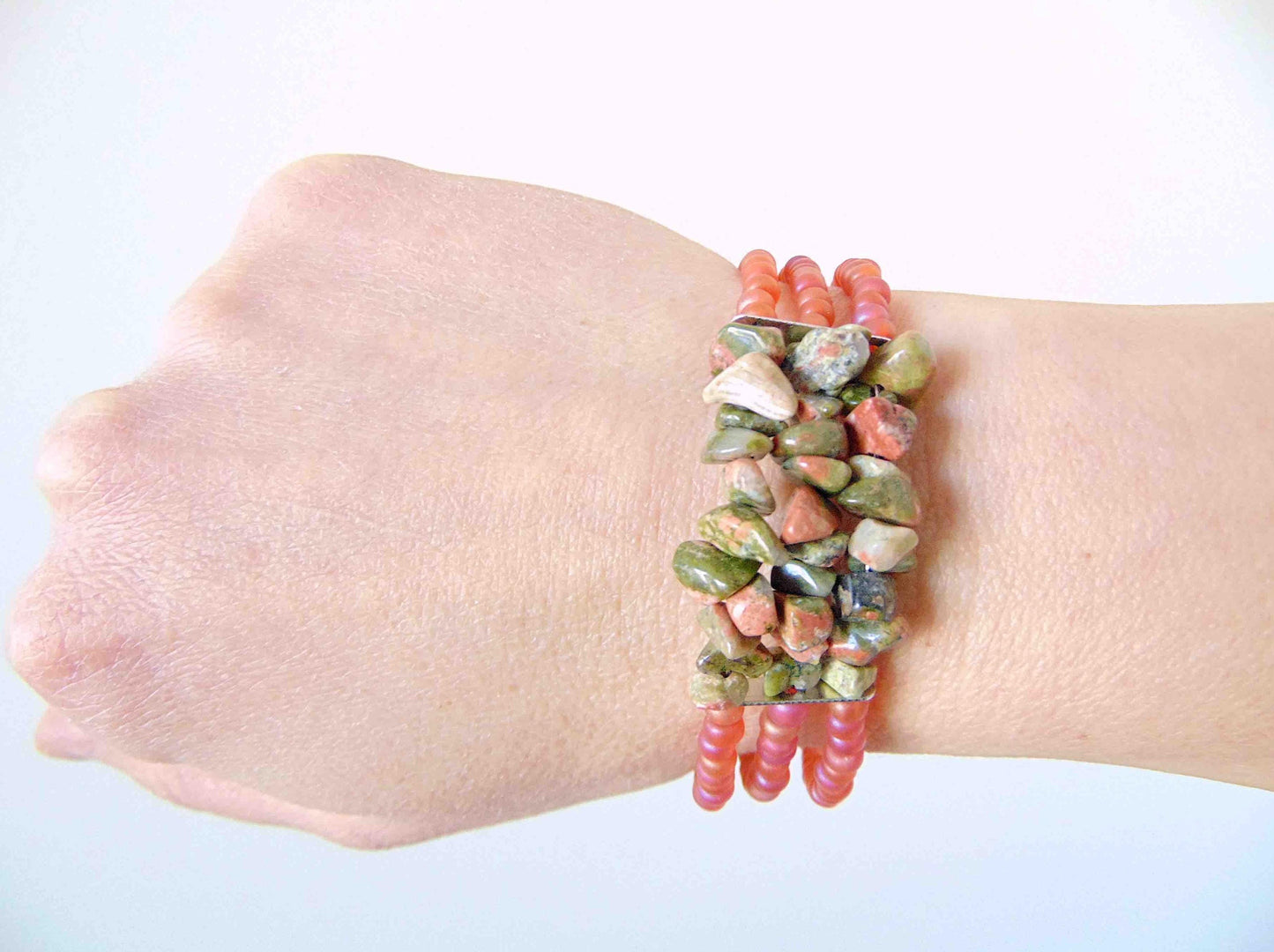 Bracelet 3 rangs avec pépites de jaspe vert et corail, verre orange mat, fermoir magnétique métal