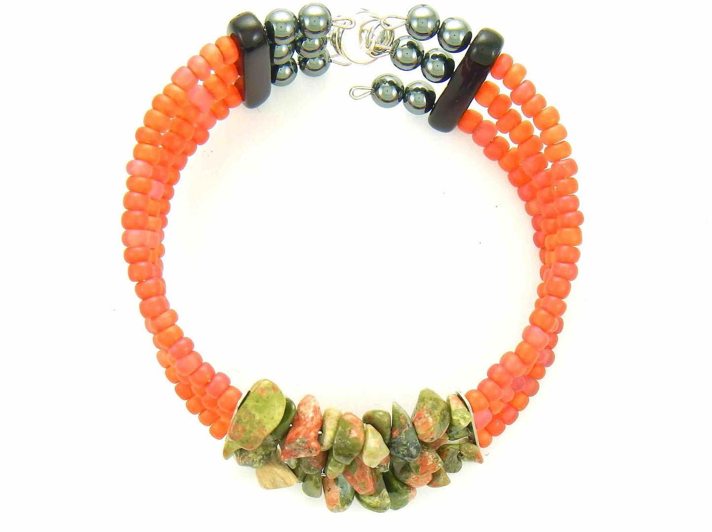 Bracelet 3 rangs avec pépites de jaspe vert et corail, verre orange mat, fermoir magnétique métal