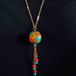 Collier 28 po avec bille tibétaine ronde jaune miel, insertions turquoise et corail, pendants assortis, chaîne acier inoxydable doré