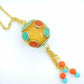 Collier 28 po avec bille tibétaine ronde jaune miel, insertions turquoise et corail, pendants assortis, chaîne acier inoxydable doré