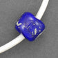 Collier tour de cou avec cylindre de verre bleu minuit (verre style Murano fait main à Montréal), inclusions d'argent véritable, cordon de cuir blanc fini perlé, fermoir acier inoxydable