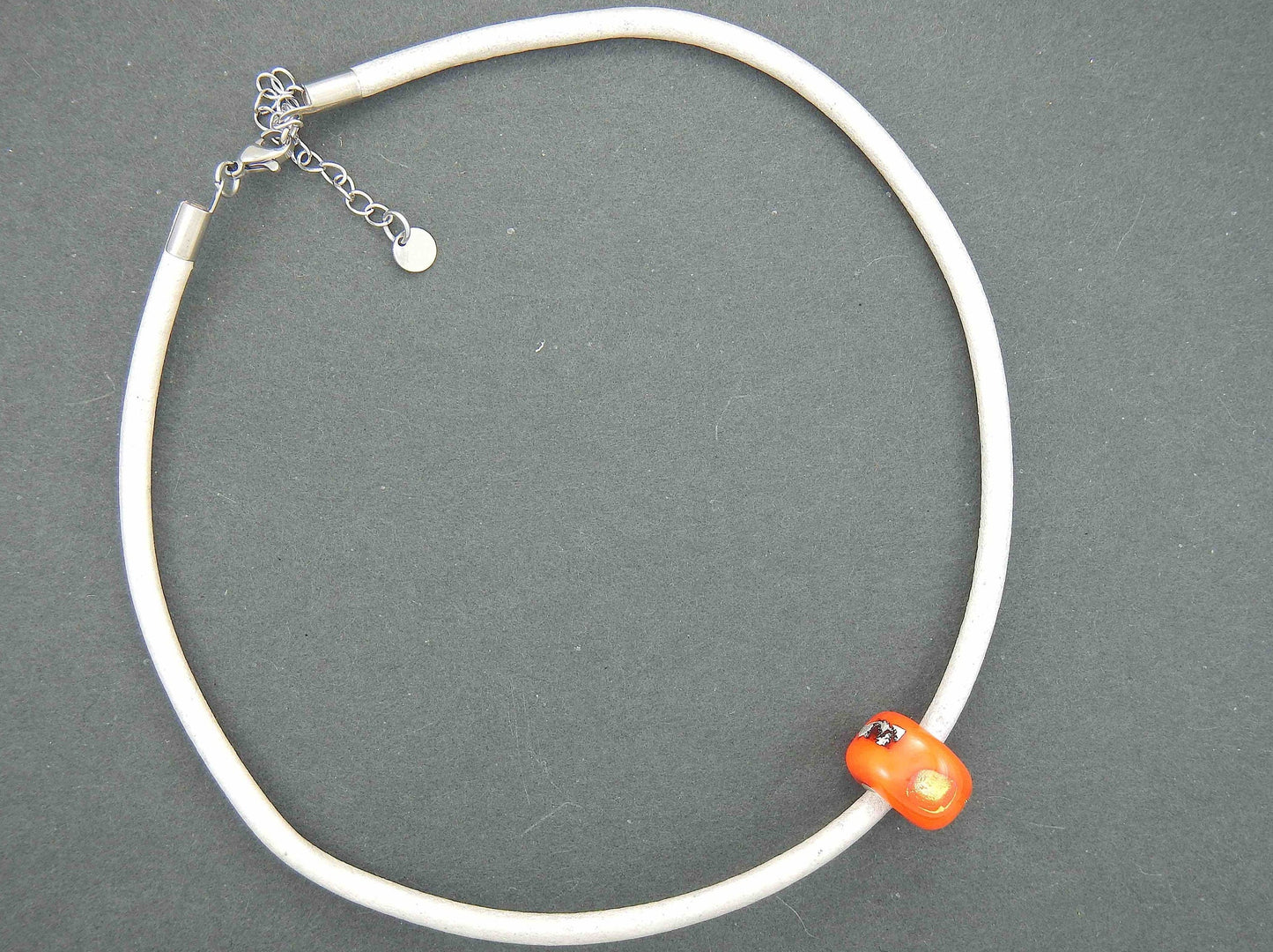 Collier tour de cou avec bille de verre orange vif (verre style Murano fait main à Montréal), inclusions de verre dichroïque, cordon de cuir blanc perlé, fermoir acier inoxydable