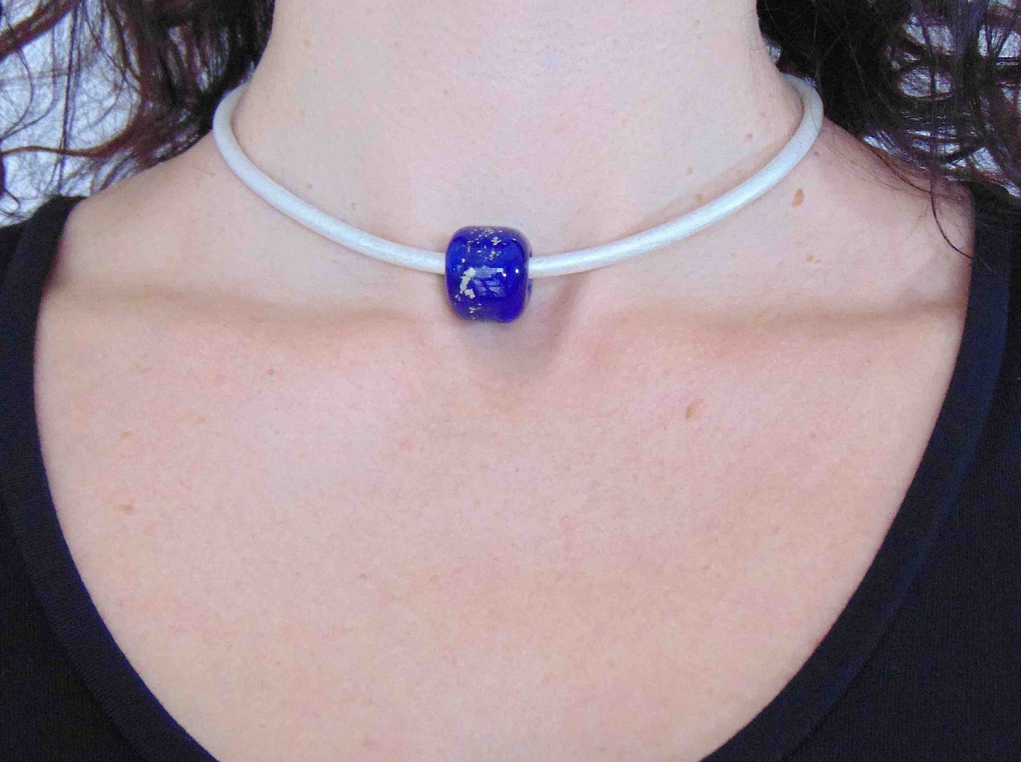 Collier tour de cou avec cylindre de verre bleu minuit (verre style Murano fait main à Montréal), inclusions d'argent véritable, cordon de cuir blanc fini perlé, fermoir acier inoxydable