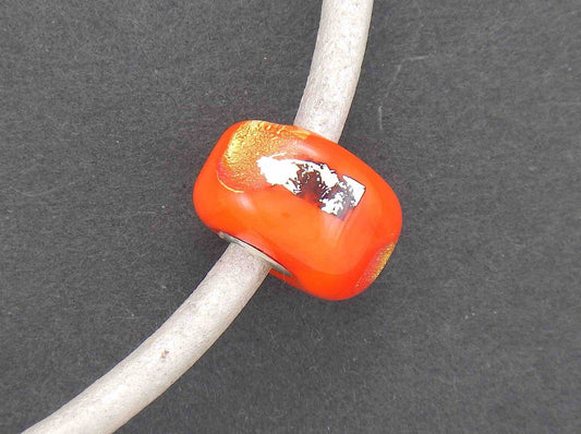 Collier tour de cou avec bille de verre orange vif (verre style Murano fait main à Montréal), inclusions de verre dichroïque, cordon de cuir blanc perlé, fermoir acier inoxydable