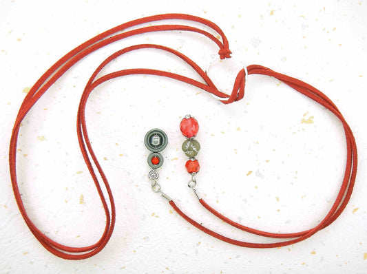 Adjustable necklace in red mock suede, red and hematite details, silver-coloured ring