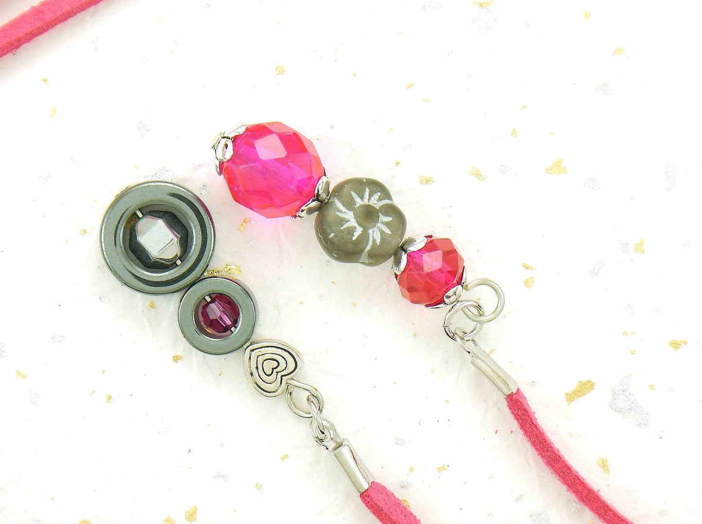 Adjustable necklace in fuchsia mock suede, fuchsia and hematite details, silver-coloured ring