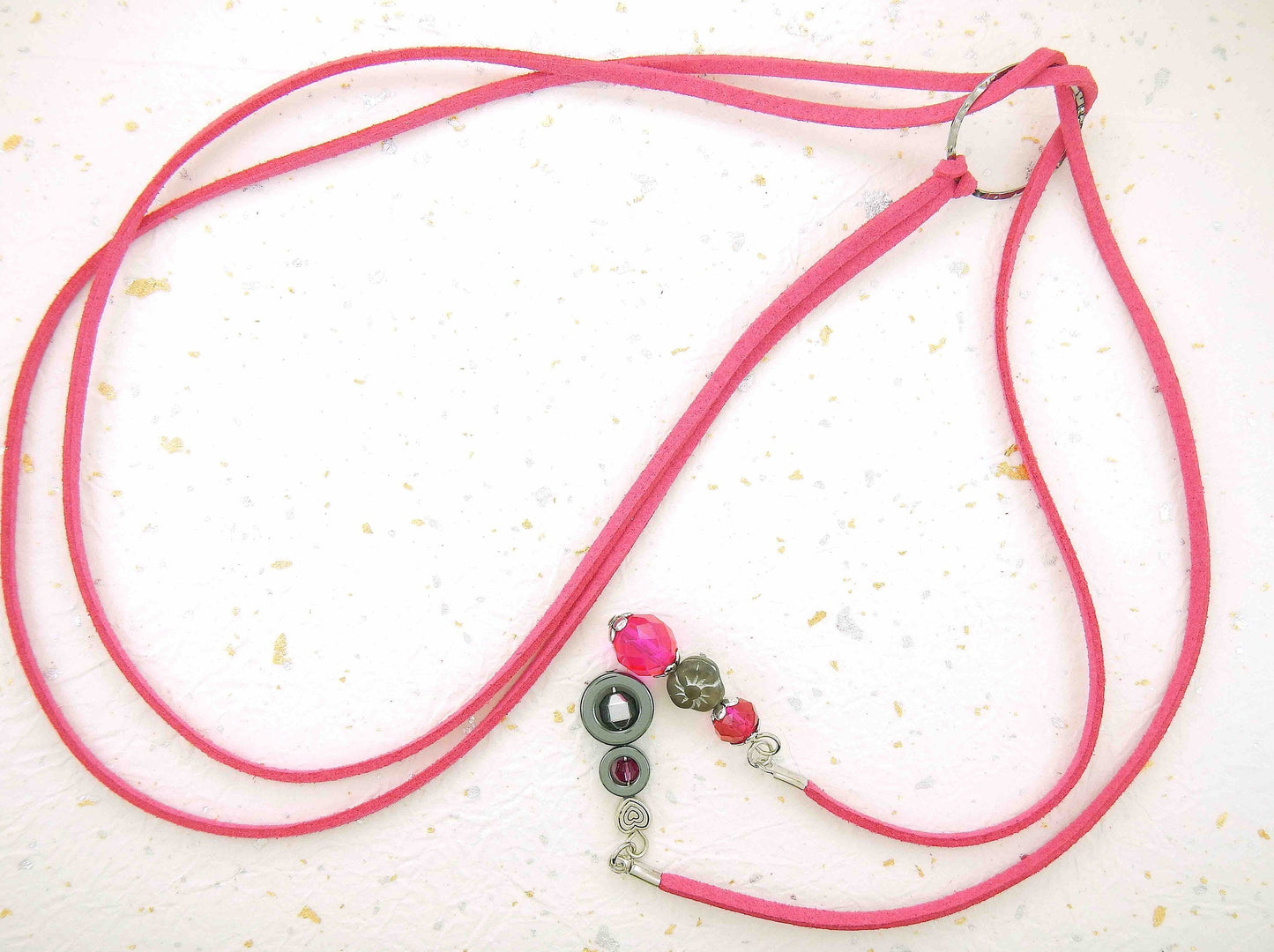 Adjustable necklace in fuchsia mock suede, fuchsia and hematite details, silver-coloured ring