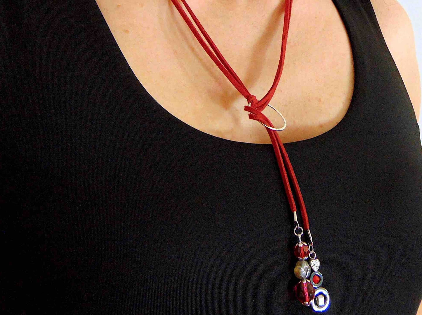 Adjustable necklace in red mock suede, red and hematite details, silver-coloured ring