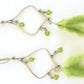 Boucles d’oreilles longues plumes et cristaux, offertes en 6 couleurs (rouge, orangé, rose & noir, violet, turquoise, vert chartreuse), crochets à levier métal