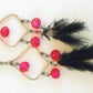 Boucles d’oreilles longues plumes et cristaux, offertes en 6 couleurs (rouge, orangé, rose & noir, violet, turquoise, vert chartreuse), crochets à levier métal