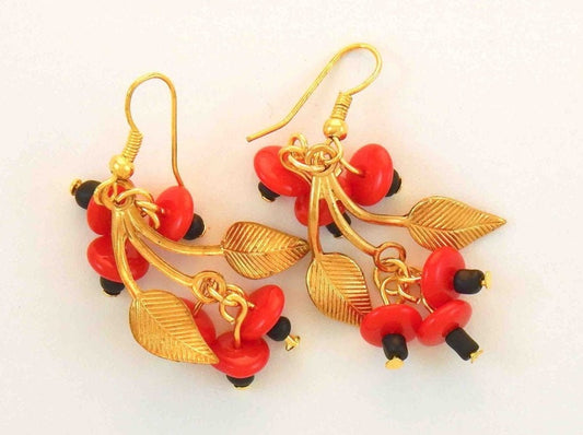 Boucles d'oreilles longues feuilles dorées et fruits de verre rouge, crochets métal