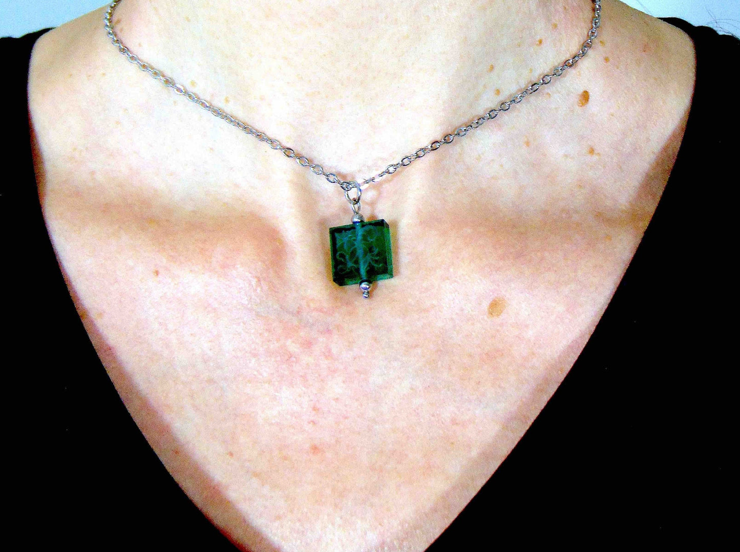 Collier 14 po carré de cristal français vintage vert émeraude, motif de feuilles gravé des 2 côtés, chaîne acier inoxydable