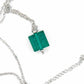 Collier 14 po carré de cristal français vintage vert émeraude, motif de feuilles gravé des 2 côtés, chaîne acier inoxydable