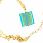 Collier 16 po carré en verre de Murano turquoise vif sur feuille d'or, chaîne à maillons rectangulaires acier inoxydable doré