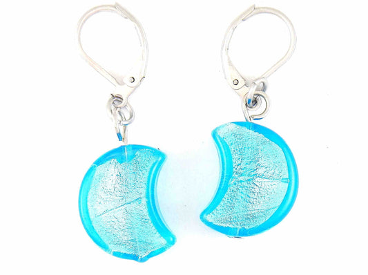 Boucles d'oreilles courtes lunes en verre de Murano turquoise vif sur feuille d'argent, crochets à levier acier inoxydable