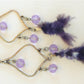 Boucles d’oreilles longues plumes et cristaux, offertes en 6 couleurs (rouge, orangé, rose & noir, violet, turquoise, vert chartreuse), crochets à levier métal