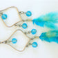 Boucles d’oreilles longues plumes et cristaux, offertes en 6 couleurs (rouge, orangé, rose & noir, violet, turquoise, vert chartreuse), crochets à levier métal