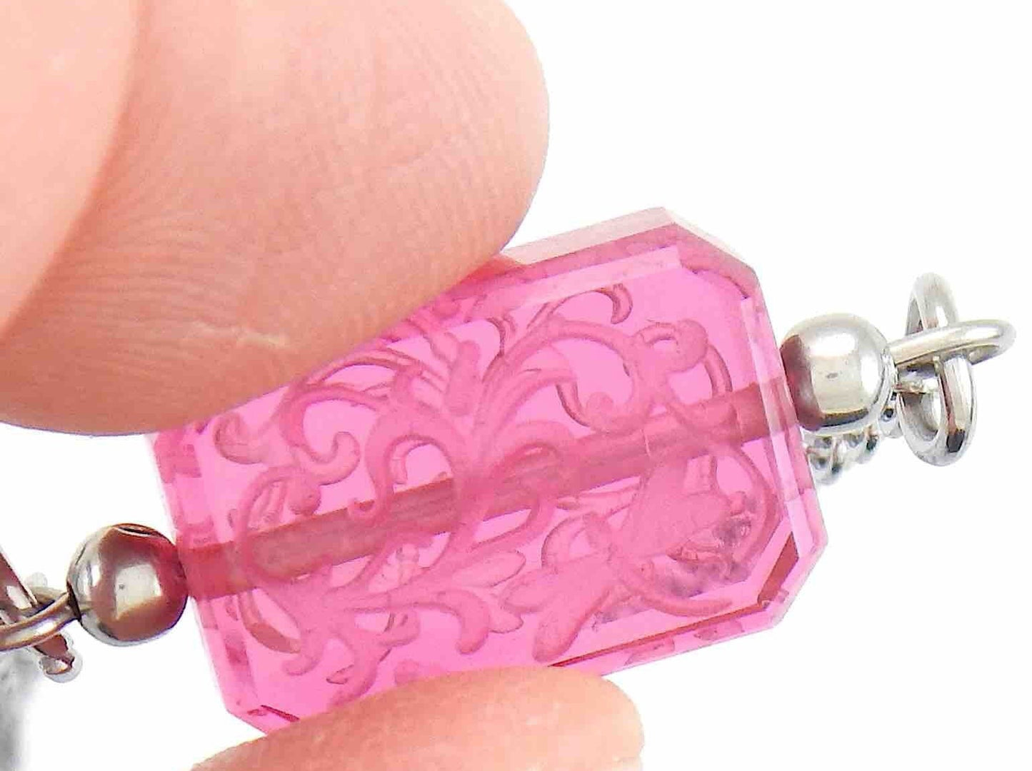 Collier 14 po rectangle de cristal français vintage rose bonbon, motif de feuilles et libellule gravé des 2 côtés, chaîne acier inoxydable