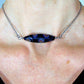 Collier 14 po cylindre pointu en verre de Murano noir mat, motif de murines bleu-brun, chaîne acier inoxydable