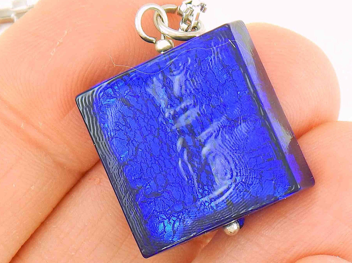 Collier 16 po carré en verre de Murano bleu profond sur feuille d'argent, chaîne à maillons rectangulaires acier inoxydable