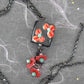 Collier 24 po carré noir en verre de Murano, fleurs rouge-vert en relief, pendants fleurs de lucite rouge vintage et cristaux Swarovski verts, chaîne acier inoxydable noir