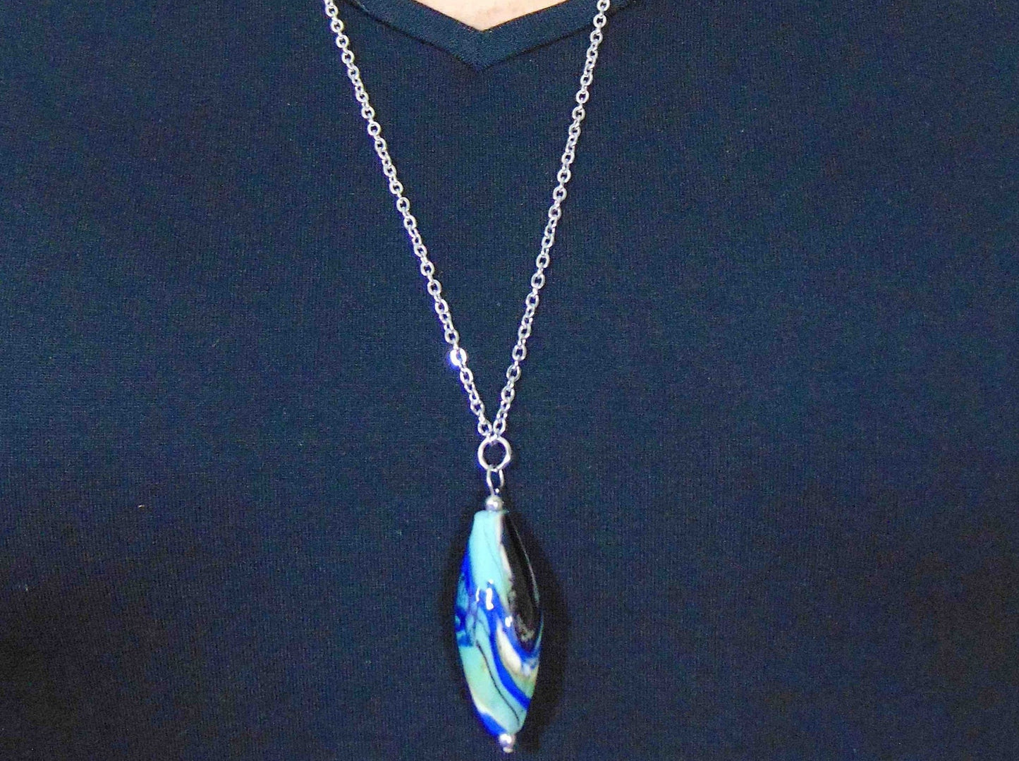 Collier 29 po cylindre pointu spiralé de verre de Murano marbré bleu foncé, vert clair, noir et blanc, chaîne acier inoxydable