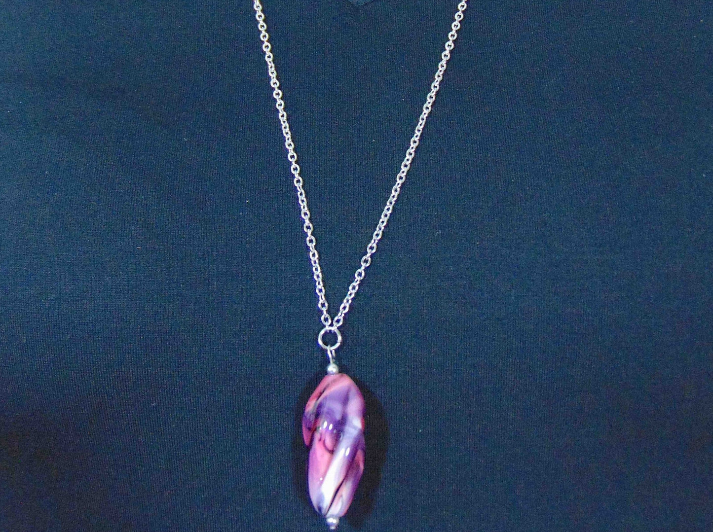 29-inch necklace with twisted Murano glass cylinder marbled in pink, black and white, stainless steel chain