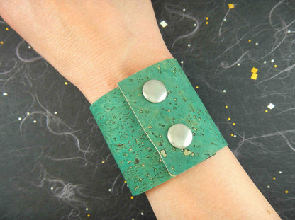 Bracelet manchette 50mm en liège plat, offert en 6 couleurs (brun carreaux, brun zébré, naturel, bleu ciel, vert émeraude, rouge moucheté or), boutons pression acier inoxydable 