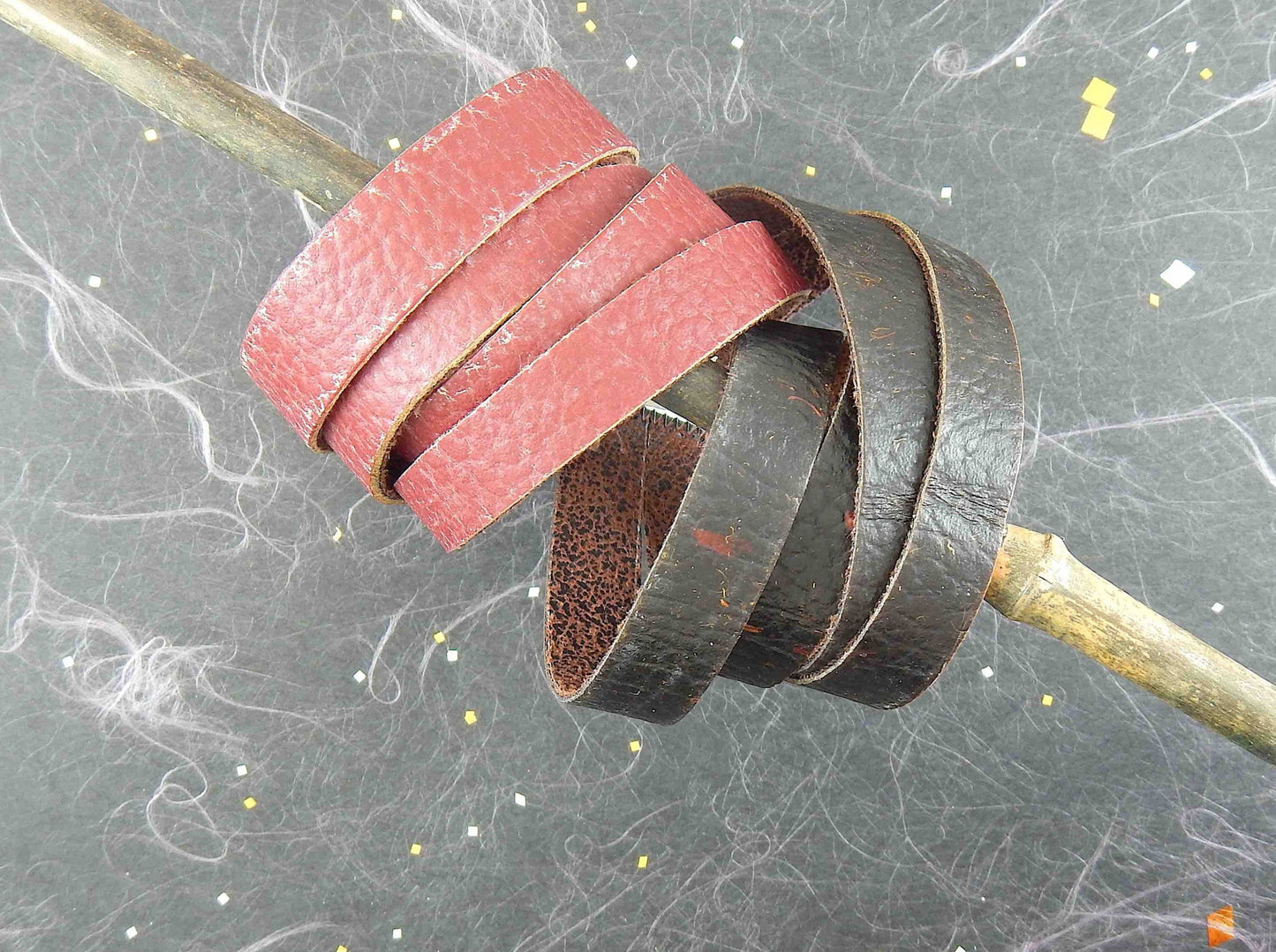 Bracelet enveloppant (wrap) 20mm en cuir de mangue offert en 2 couleurs (rouge bourgogne, noir), fermoir magnétique acier inoxydable