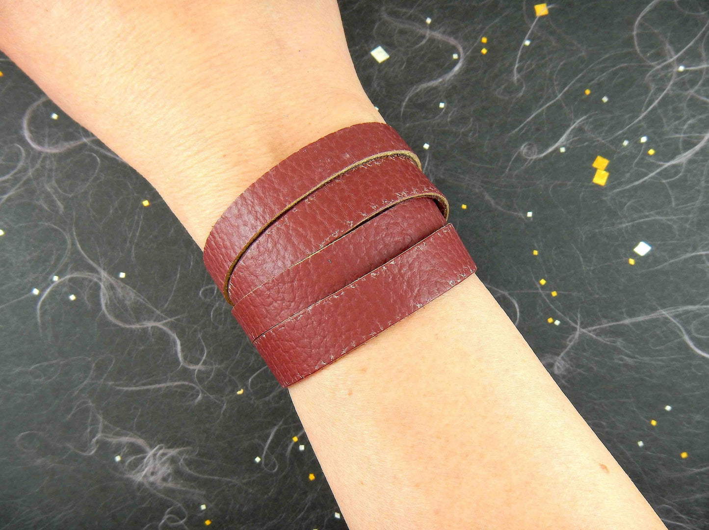 Bracelet enveloppant (wrap) 20mm en cuir de mangue offert en 2 couleurs (rouge bourgogne, noir), fermoir magnétique acier inoxydable