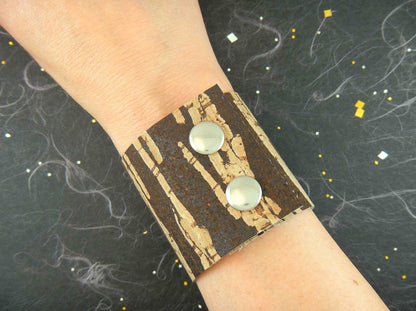 Bracelet manchette 50mm en liège plat, offert en 6 couleurs (brun carreaux, brun zébré, naturel, bleu ciel, vert émeraude, rouge moucheté or), boutons pression acier inoxydable 