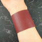 Bracelet manchette 50mm en cuir de mangue, offert en 2 couleurs (rouge bourgogne, noir), boutons pression acier inoxydable 