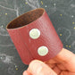 Bracelet manchette 50mm en cuir de mangue, offert en 2 couleurs (rouge bourgogne, noir), boutons pression acier inoxydable 