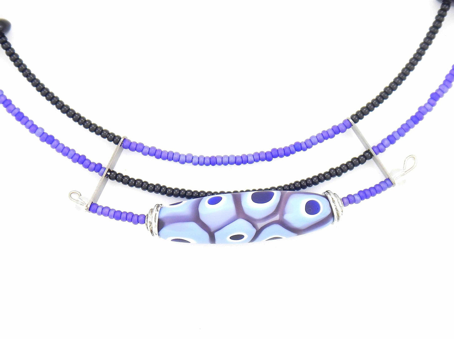 Collier court asymétrique avec bille de verre de Murano mat lilas et noir, motif d'yeux et de pois, fermoir métal sans nickel