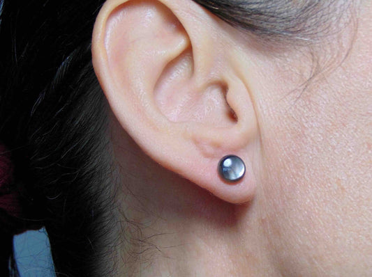 Puces d'oreilles 8mm cabochons ronds de nacre gris iridescent, tiges acier inoxydable