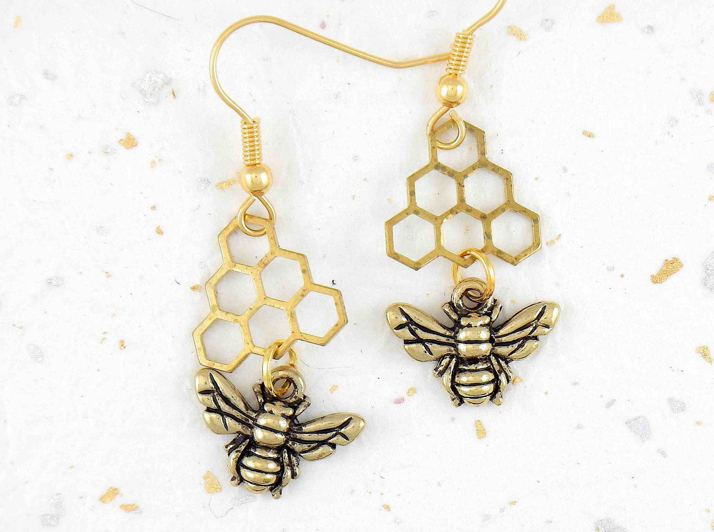 Boucles d'oreilles longues abeilles et leurs rayons de miel en laiton doré, crochets acier inoxydable doré