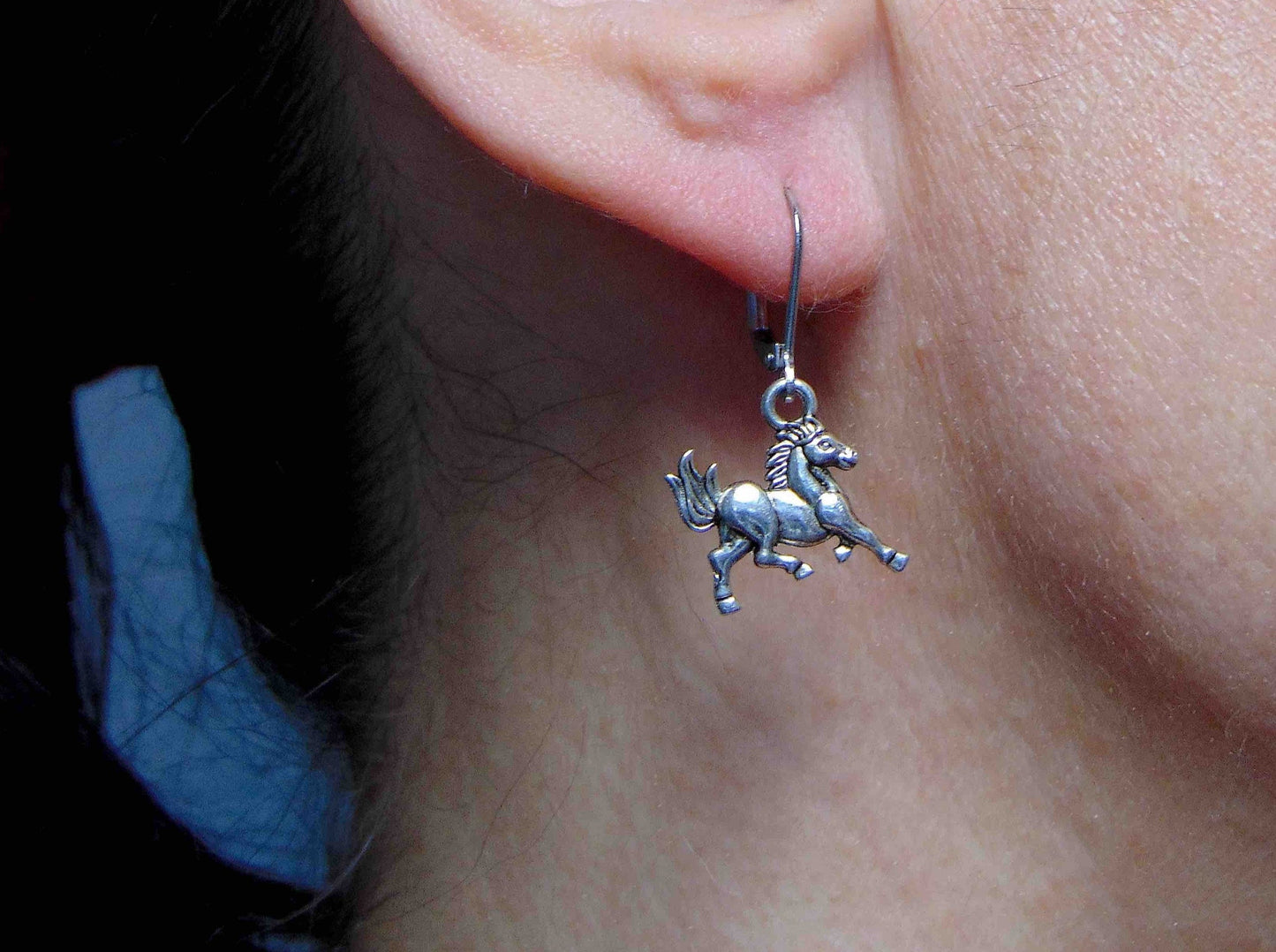 Boucles d'oreilles courtes chevaux galopants en étain, crochets à levier acier inoxydable