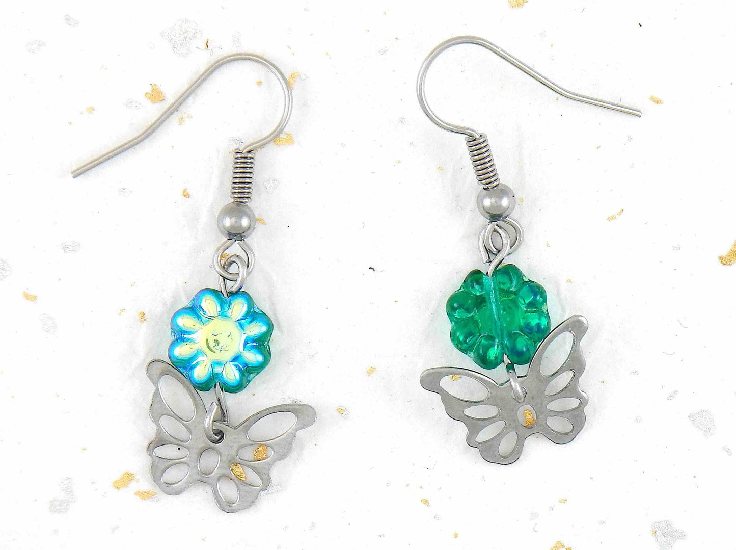 Boucles d'oreilles courtes papillons ajourés en acier inoxydable, fleurs de verre tchèque vert irisé, crochets acier inoxydable