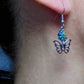 Boucles d'oreilles courtes papillons ajourés en acier inoxydable, fleurs de verre tchèque vert irisé, crochets acier inoxydable