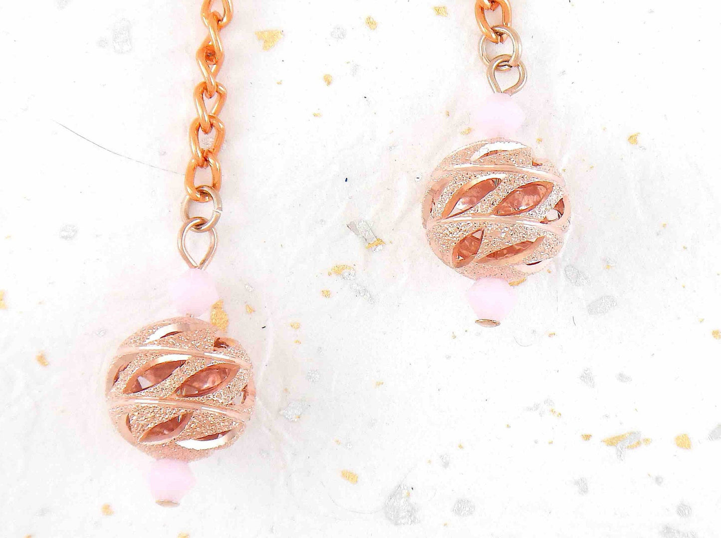 Boucles d'oreilles longues boules filigranes ajourées or rose et cristaux Swarovski, crochets à levier plaqués or rose